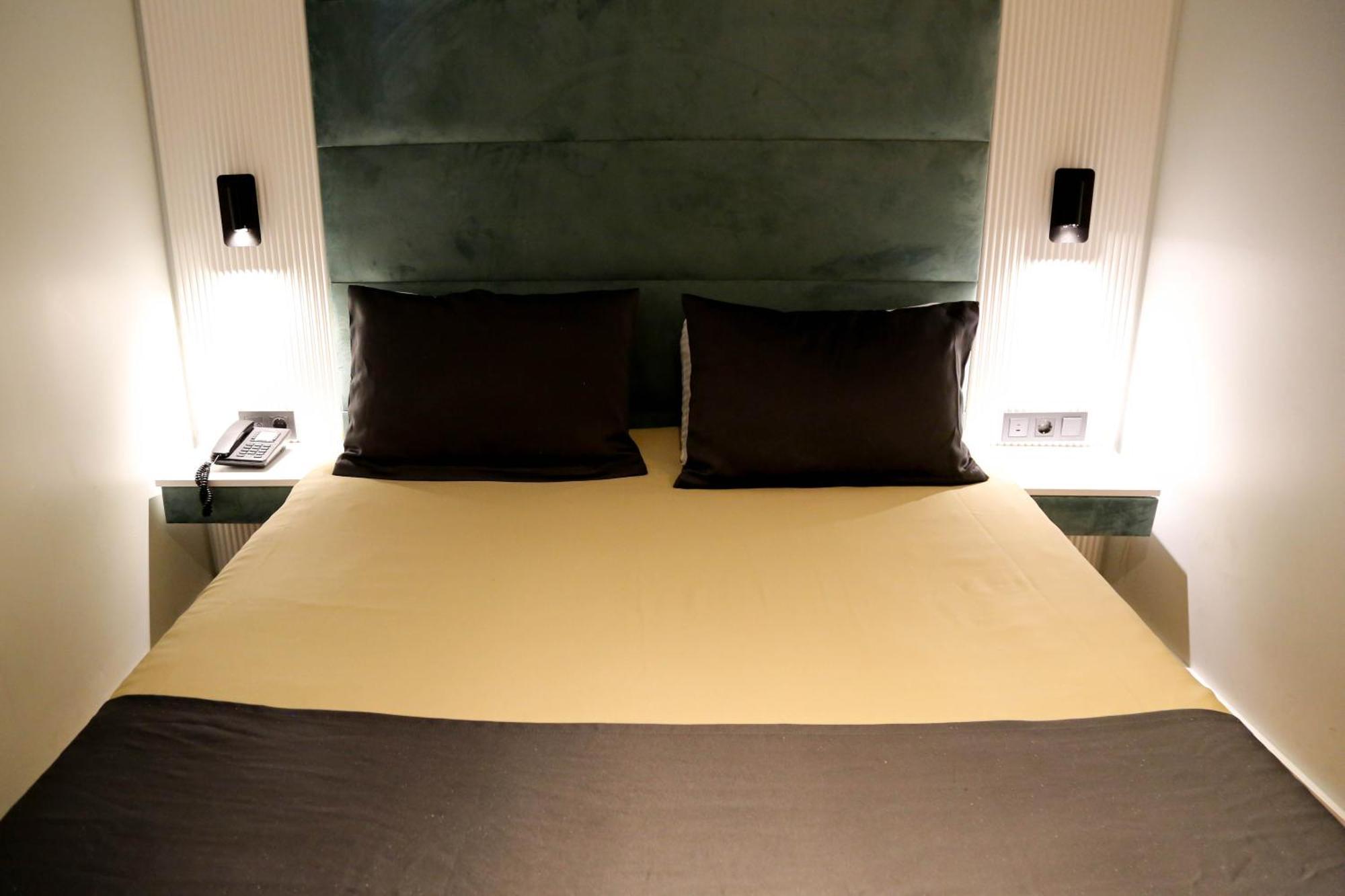 Axu Airport Hotel Arnavutkoy Eksteriør bilde A bed